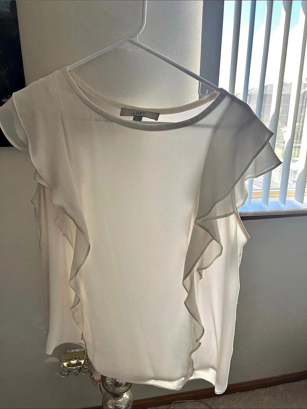 LOFT Ruffle Sleeve Blouse in White Size Medium Like New